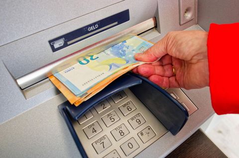 Bei Stromausfall nicht möglich: Eine Frau hebt Bargeld ab
