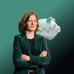 Nadine Oberhuber vor einem Sparschwein