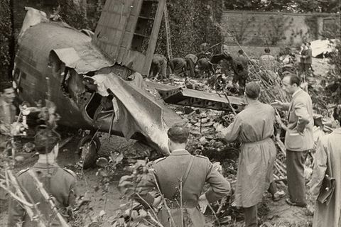 Einsatzkräfte im Jahr 1949 an der Absturzstelle der Fiat G-212 im Turiner Ortsteil Superga