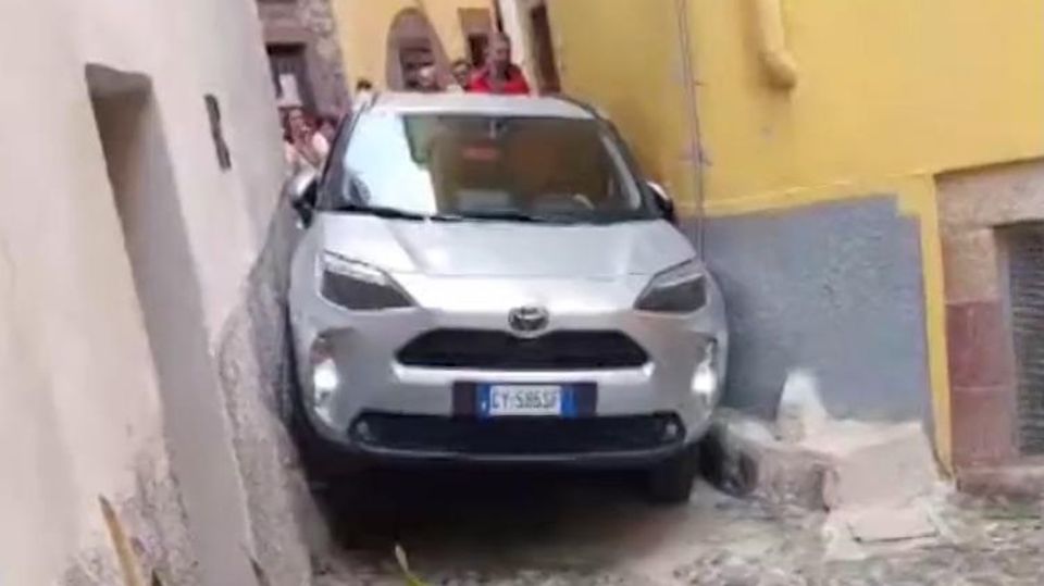Tourist steckt mit Auto in enger Gasse fest – Anwohner helfen beim Freikommen