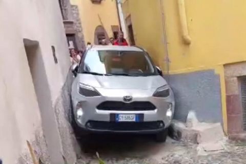Tourist steckt mit Auto in enger Gasse fest – Anwohner helfen beim Freikommen