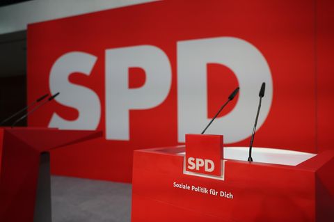 Mikrofone stehen vor dem Logo der SPD im Willy-Brandt-Haus bereit
