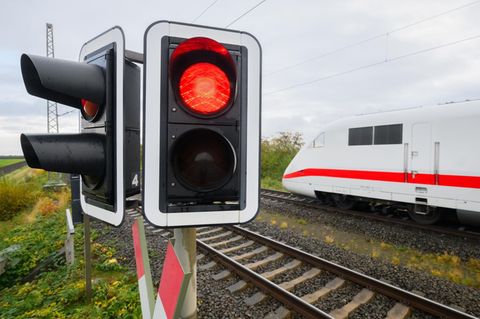 Ein ICE auf einer Bahnstrecke