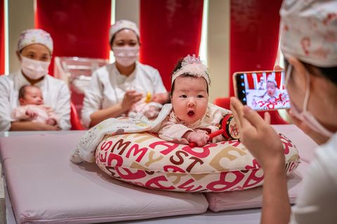 Ein Baby wird fotografiert
