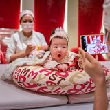 Ein Baby wird fotografiert