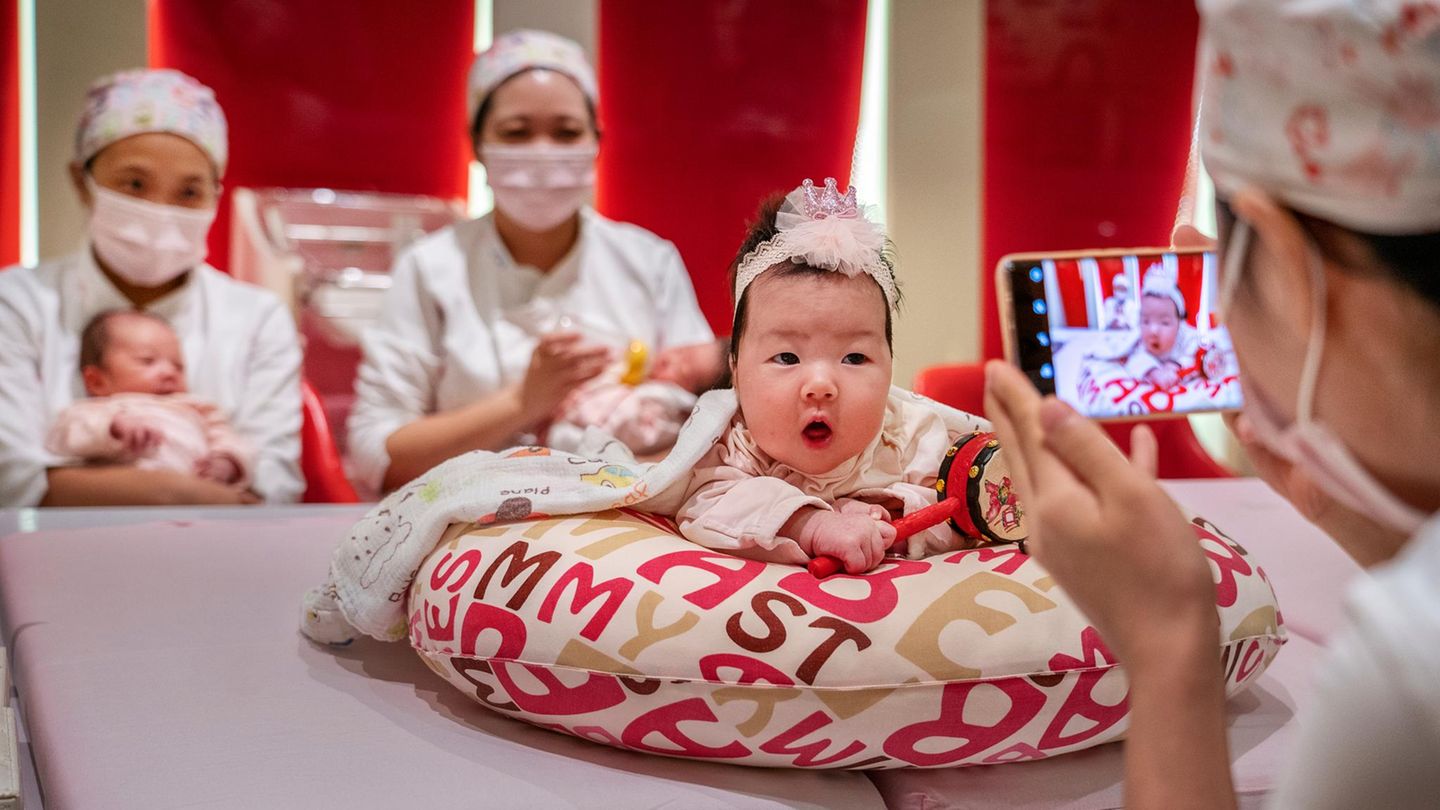 Ein Baby wird fotografiert