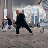 Rentner in Shanghai machen Tai-Chi