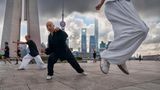 Rentner in Shanghai machen Tai-Chi