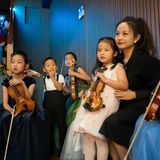 Eine Geigenlehrerin mit ihren Schützlingen