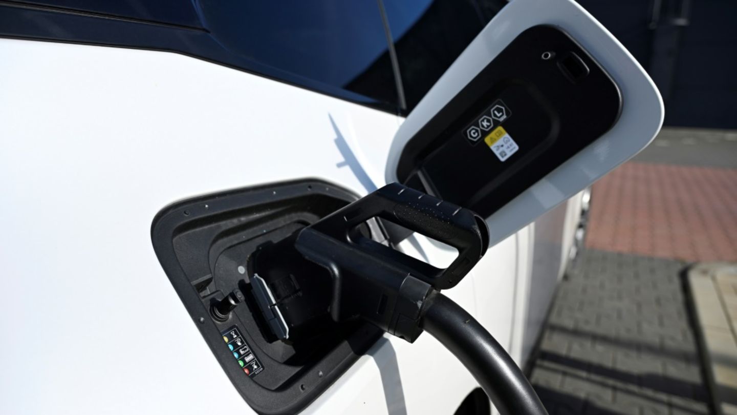 Ein E-Auto wird geladen.