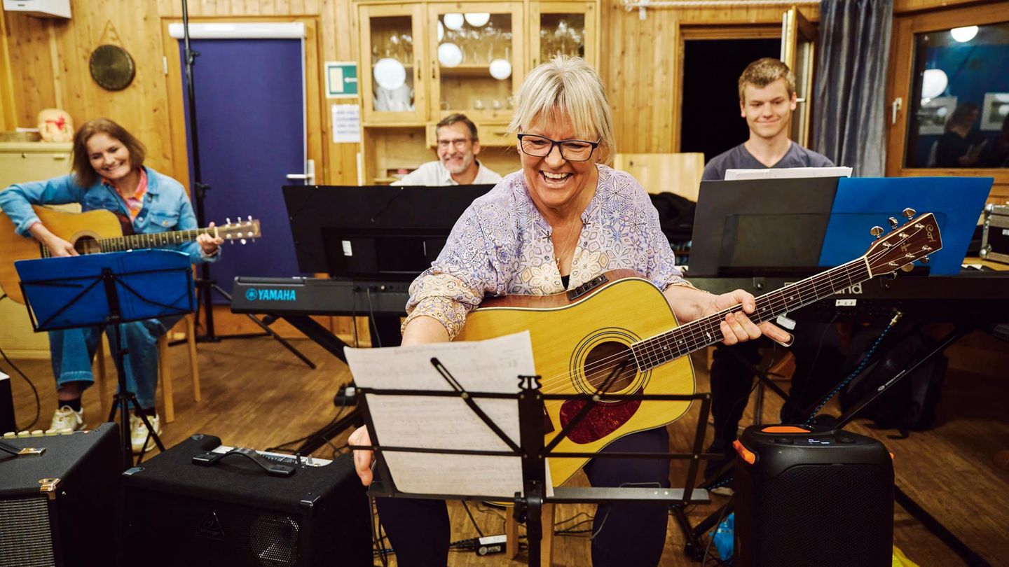Musikerin Małgosia Stefaniak spielt Gitarre Musikerin Małgosia Stefaniak spielt Gitarre