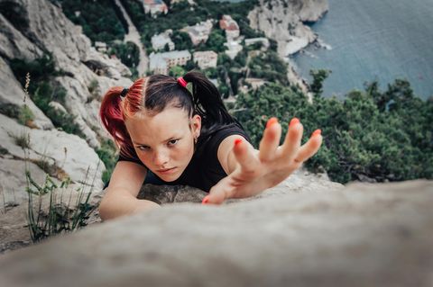 Mutprobe: Mädchen klettert in großer Höhe