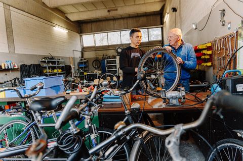 Horst Trzonnek mit einem Geflüchteten in seiner Fahrradwerkstatt