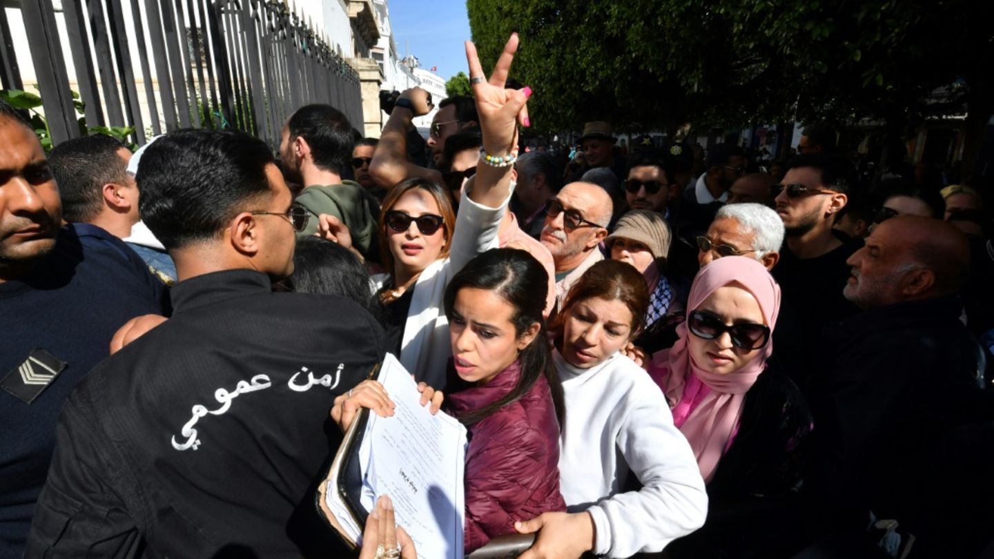 Menschenrechtsaktivistin am 11. April vor Gericht in Tunis