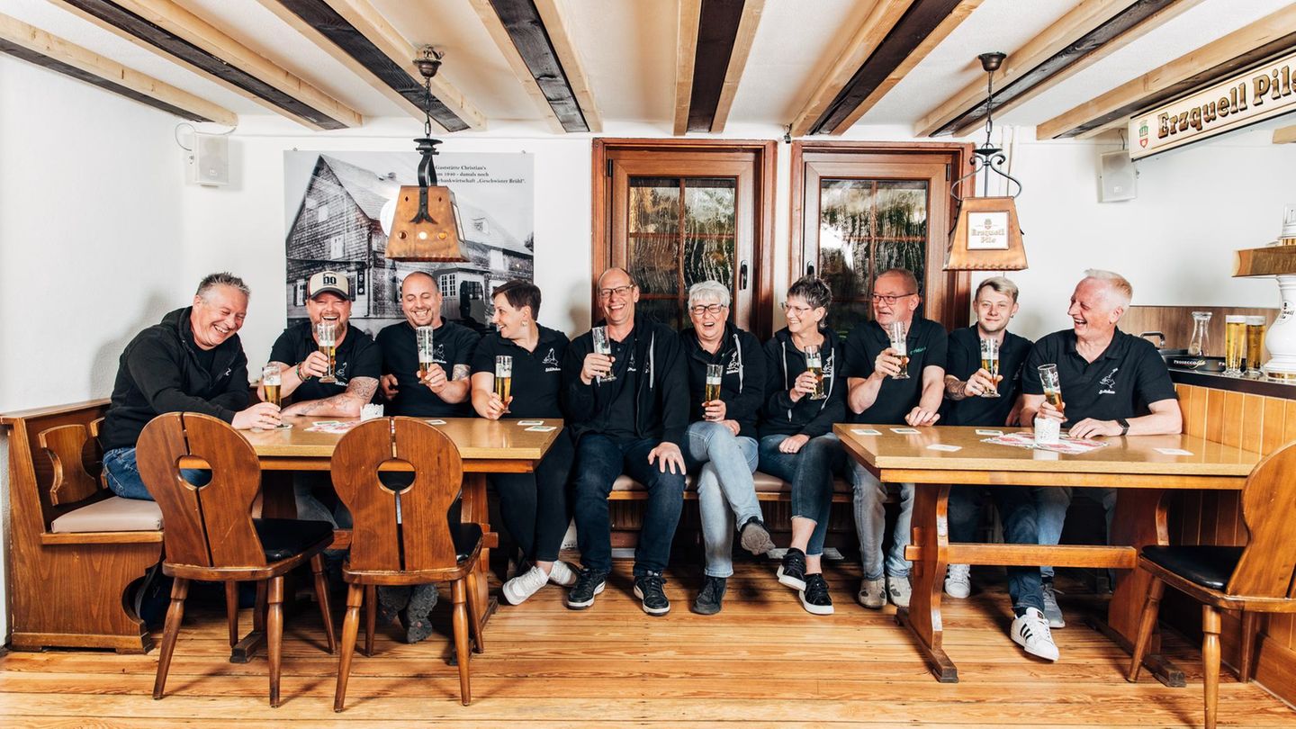 Männer an einem Stammtisch in einer Kneipe Männer an einem Stammtisch in einer Kneipe