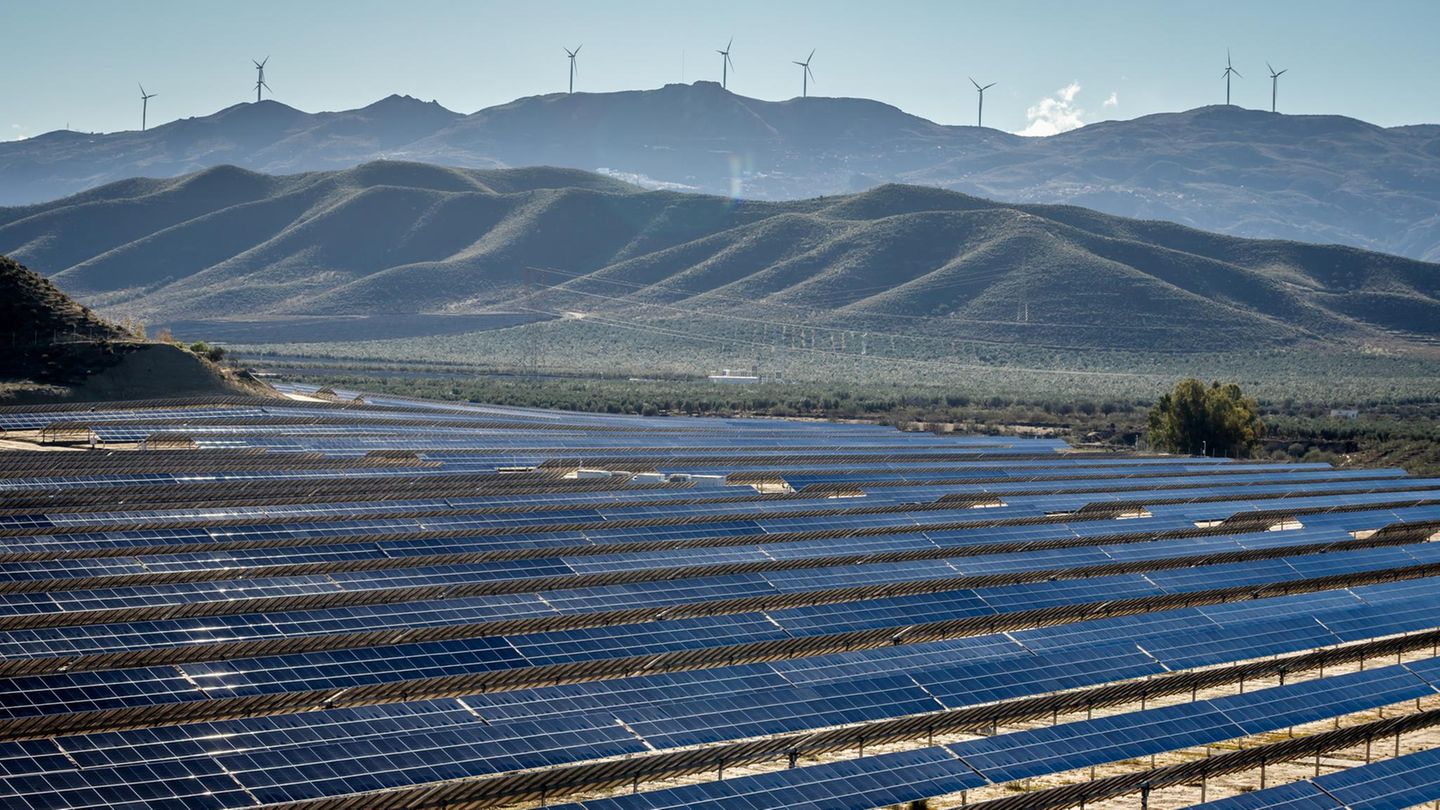 Dank seiner sonnigen Lage kann Spanien seinen Strombedarf weitgehend mit Photovoltaik stillen. Doch wenn die Netzbetreiber damit verbundene Herausforderungen nicht angehen, kann das Gesamtsystem unsicherer werden