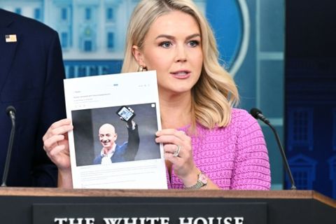 Trump-Sprecherin Karoline Leavitt (r.) hält ein Bild von Amazon-Chef Bezos hoch