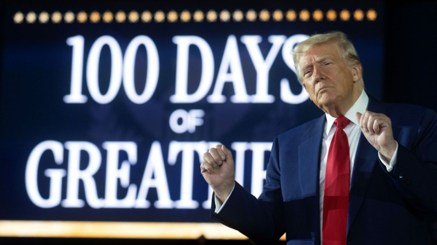 "100 Tage Größe": Trump in Warren bei Detroit