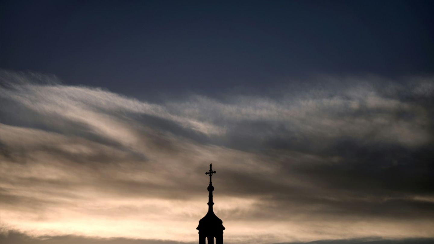 Kreuz auf Kirchturmspitze