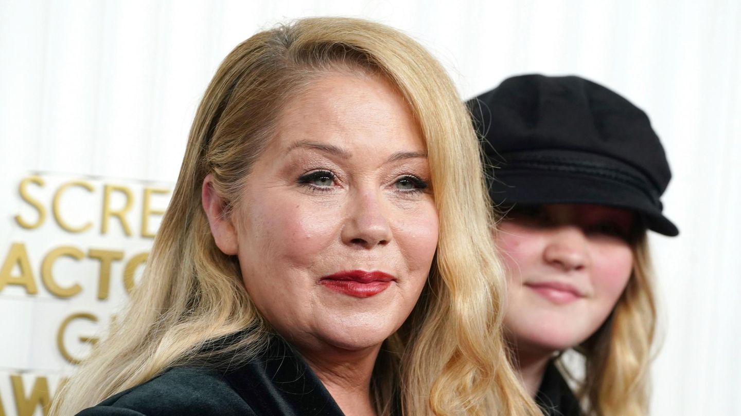 April 30: Christina Appegat cries around her father Christina Applegate on a red carpet
