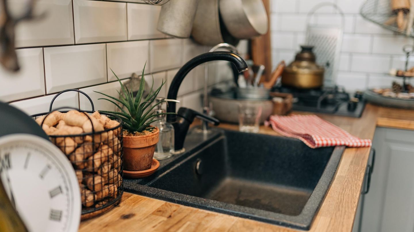 Eine schwarze Spüle