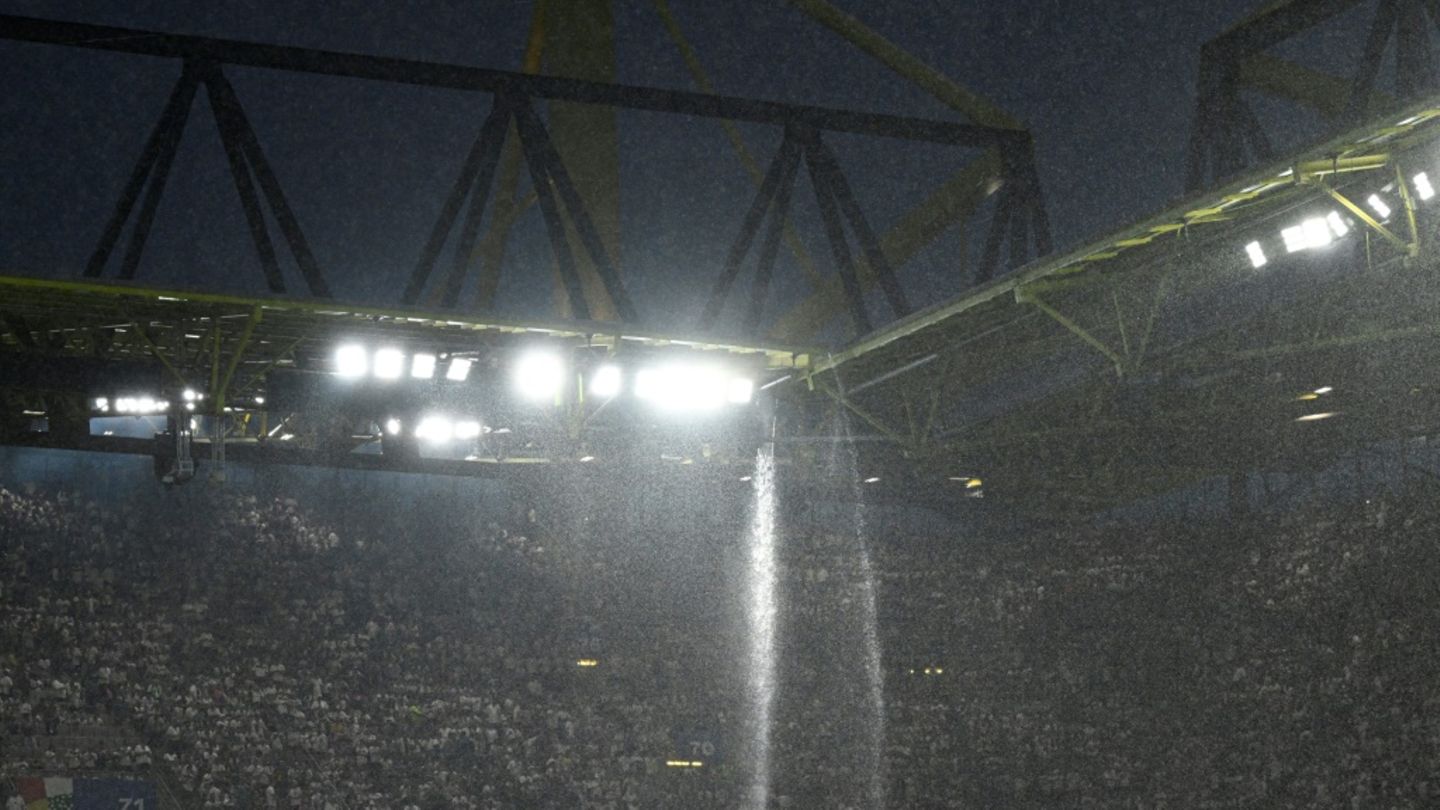 Starker Regen bei dem Fußballspiel im Juni 2024