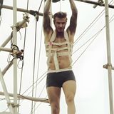 David Beckham hängt für einen Stunt an Seilen, mit denen er sich durch die Luft schwingen soll