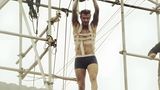 David Beckham hängt für einen Stunt an Seilen, mit denen er sich durch die Luft schwingen soll