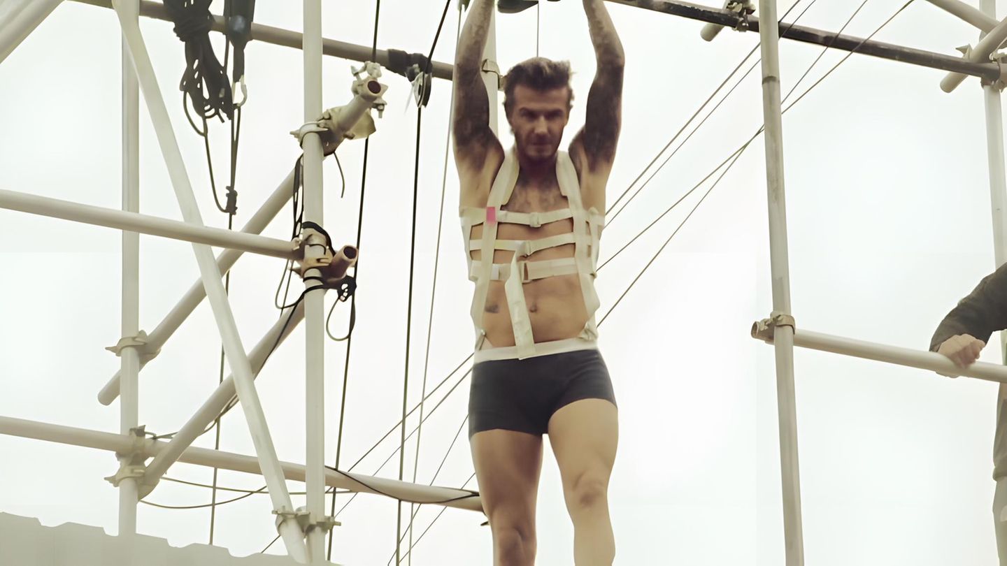 David Beckham hängt für einen Stunt an Seilen, mit denen er sich durch die Luft schwingen soll