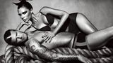 David Beckham liegend, seine Frau Victoria schmiegt sich an ihn. Beide tragen schwarze Unterwäsche