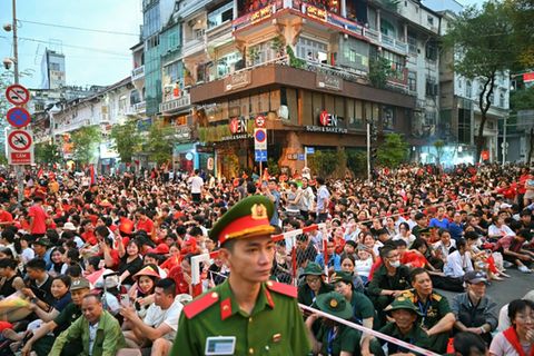 Menschen in Ho-Chi-Minh-Stadt feiern das Ende des Vietnamkrieges