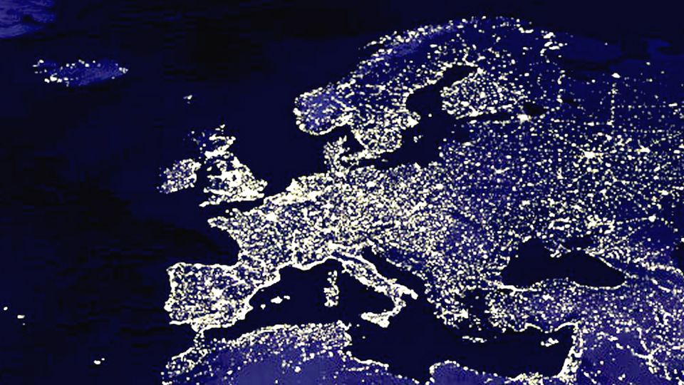 Eine Luftaufnahmen zeigen wie Europas Lichter von oben in der Nacht leuchten