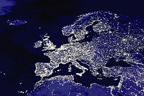 Eine Luftaufnahmen zeigen wie Europas Lichter von oben in der Nacht leuchten