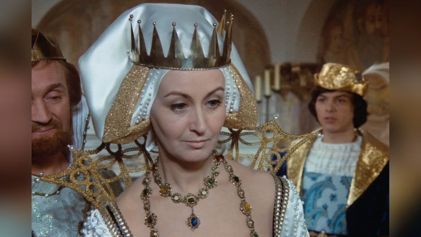 Die aus "Drei Haselnüsse für Aschenbrödel" bekannte Schauspielerin Karin Lesch starb am 12. März in einem Seniorenheim in der Stadt Königs Wusterhausen, Brandenburg. Leschs Ehemann, der Regisseur und spätere Defa-Generaldirektor Hans Dieter Mäde, war 2009 verstorben, der gemeinsame Sohn, der Dramaturg und Schriftsteller Michael Mäde, im Jahr 2023. Karin Lesch wurde 89 Jahre alt.