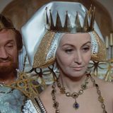 Die aus "Drei Haselnüsse für Aschenbrödel" bekannte Schauspielerin Karin Lesch starb am 12. März in einem Seniorenheim in der Stadt Königs Wusterhausen, Brandenburg. Leschs Ehemann, der Regisseur und spätere Defa-Generaldirektor Hans Dieter Mäde, war 2009 verstorben, der gemeinsame Sohn, der Dramaturg und Schriftsteller Michael Mäde, im Jahr 2023. Karin Lesch wurde 89 Jahre alt.