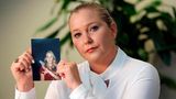 Virginia Giuffre, die mit ihren Aussagen im Missbrauchsskandal um den US-Multimillionär Jeffrey Epstein und Vorwürfen gegen den britischen Prinzen Andrew weltweit Aufmerksamkeit bekam, starb am 25. April auf ihrer Farm in Westaustralien. Die Mutter von drei Kindern wurde 41 Jahre alt. Angaben ihrer Familie zufolge beging sie Suizid. Giuffre hatte Prinz Andrew vorgeworfen, sie als Minderjährige mehrfach missbraucht zu haben. Dieser stritt die Vorwürfe stets ab. Bevor es zu einem Prozess kam, einigten sich Giuffre und Andrew außergerichtlich     Sie haben suizidale Gedanken? Hilfe bietet die Telefonseelsorge. Sie ist anonym, kostenlos und rund um die Uhr unter 0 800 / 111 0 111 und 0 800 / 111 0 222 erreichbar. Auch eine Beratung über E-Mail ist möglich. Eine Liste mit bundesweiten Hilfsstellen findet sich auf der Seite der Deutschen Gesellschaft für Suizidprävention.  Für Kinder und Jugendliche steht auch die Nummer gegen Kummer von Montag bis Samstag jeweils von 14 bis 20 Uhr zur Verfügung - die Nummer lautet 116 111.   
