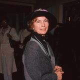 Priscilla Pointer schaut in eine Kamara