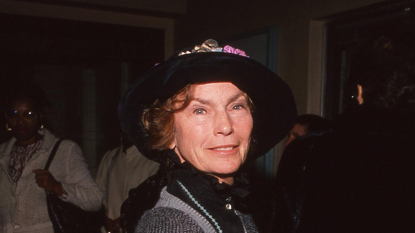 Priscilla Pointer schaut in eine Kamara