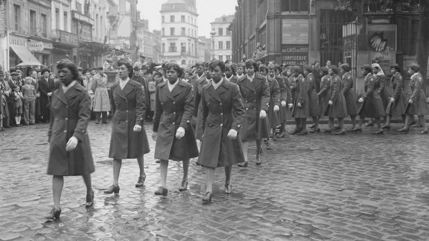 "Six Triple Eight": Einheit schwarzer Frauen aus dem Zweiten Weltkrieg erhält späte Auszeichnung