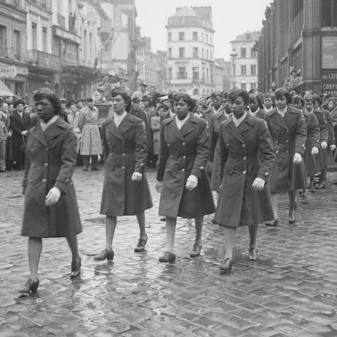 Mitglieder des 6888th Central Postal Directory Battalion, bekannt als "Six Triple Eight", in Paris