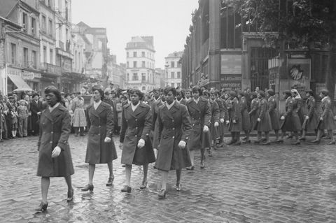 Mitglieder des 6888th Central Postal Directory Battalion, bekannt als "Six Triple Eight", in Paris