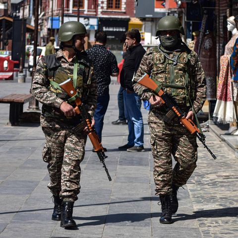 India Pakistan soldiers