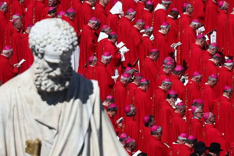 "Fantapapa"-Symbolbild: Bischöfe in Rot bei Papst-Beerdigung