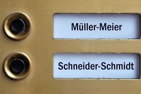 Klingelschilder mit Müller-Meier und Schneider-Schmidt
