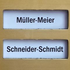 Klingelschilder mit Müller-Meier und Schneider-Schmidt