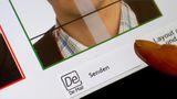 Bürgerinnen und Bürger müssen ab Mai für die Beantragung ihres Personalausweises oder eines Reisepasses kein ausgedrucktes Papierfoto mehr mitnehmen. Stattdessen müssen die Bilder in digitaler Form vorliegen. Bis Ende Juli dieses Jahres gilt jedoch eine Übergangsfrist