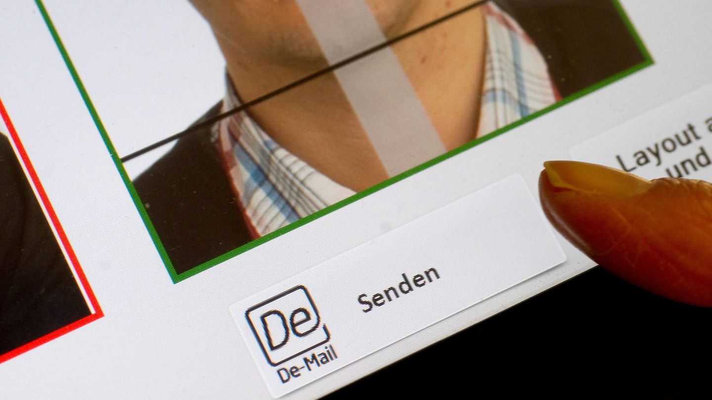 Bürgerinnen und Bürger müssen ab Mai für die Beantragung ihres Personalausweises oder eines Reisepasses kein ausgedrucktes Papierfoto mehr mitnehmen. Stattdessen müssen die Bilder in digitaler Form vorliegen. Bis Ende Juli dieses Jahres gilt jedoch eine Übergangsfrist