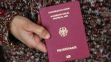 Den Gang zum Amt, um Ausweisdokumente abzuholen, können sich Bürgerinnen und Bürger in Deutschland bald sparen. Die Deutsche Post liefert ab 2. Mai Dokumente wie den Reisepass oder den Personalausweis direkt nach Hause. Dafür wird eine Gebühr von 15 Euro bei der Antragsstellung fällig. Außerdem darf die Übergabe nur persönlich erfolgen und der Empfänger oder die Empfängerin muss sich mit einem gültigen Ausweis identifizieren