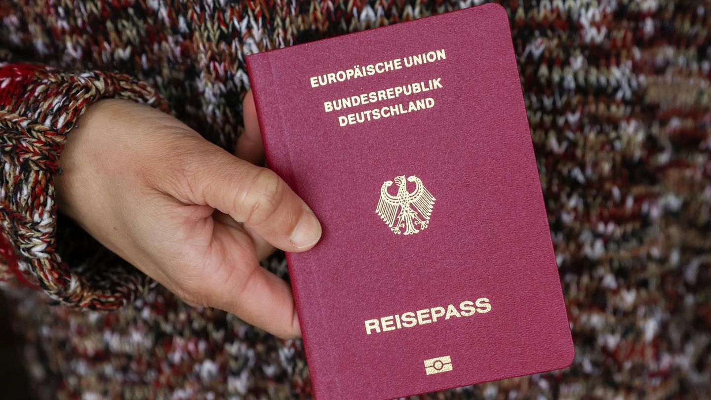 Den Gang zum Amt, um Ausweisdokumente abzuholen, können sich Bürgerinnen und Bürger in Deutschland bald sparen. Die Deutsche Post liefert ab 2. Mai Dokumente wie den Reisepass oder den Personalausweis direkt nach Hause. Dafür wird eine Gebühr von 15 Euro bei der Antragsstellung fällig. Außerdem darf die Übergabe nur persönlich erfolgen und der Empfänger oder die Empfängerin muss sich mit einem gültigen Ausweis identifizieren
