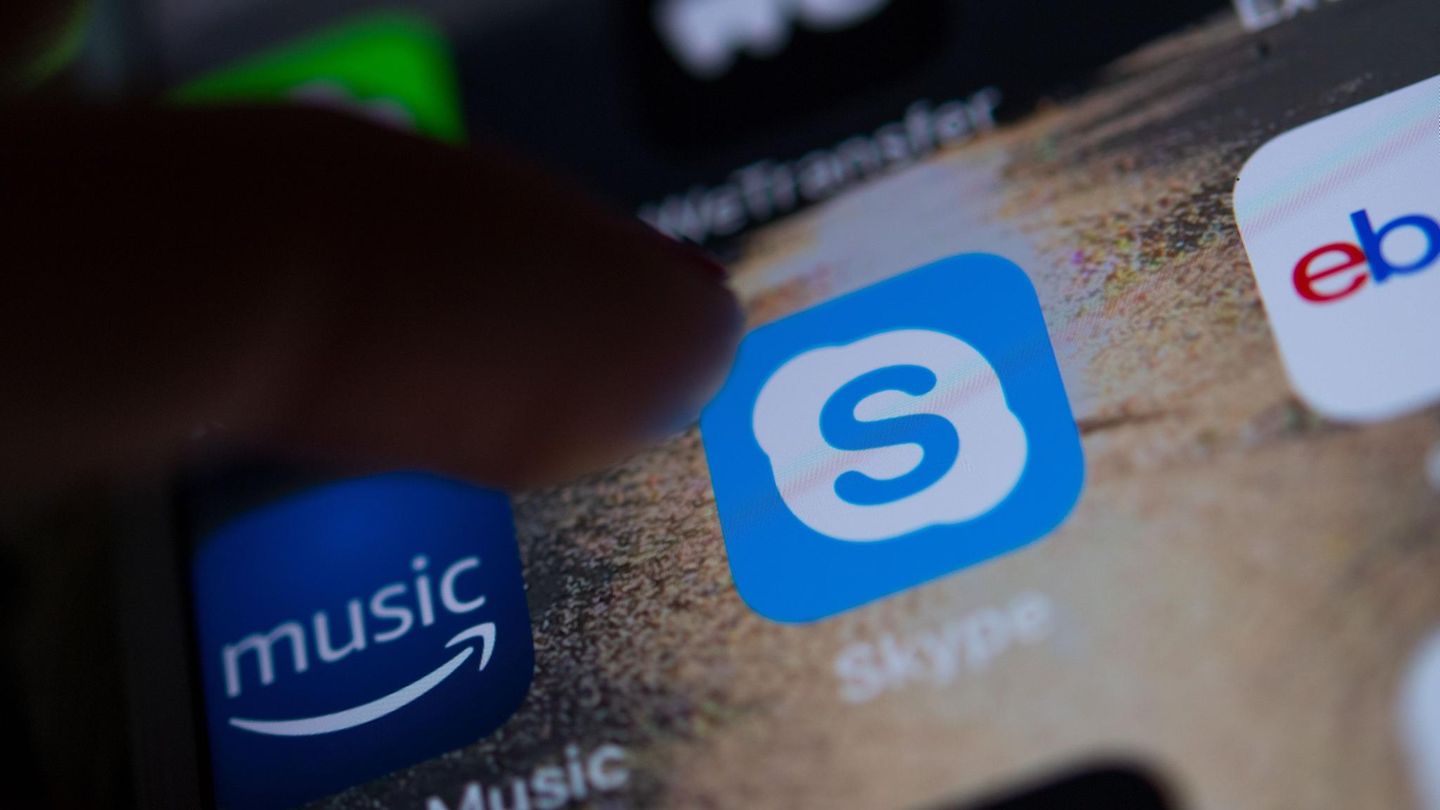 Der US-Onlineriese Microsoft hat angekündigt, im Mai seinen Videotelefonie-Dienst Skype abzuschalten. Demnach soll das Angebot ab dem 5. Mai nicht mehr zu erreichen sein. Nutzerinnen und Nutzer haben die Möglichkeit, bis dahin noch auf das kostenlose Angebot von Microsoft Teams umzusteigen. Darauf soll den Angaben zufolge in Zukunft der Fokus des Unternehmens liegen